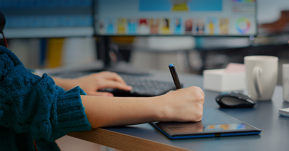 Persona creando contenido para una empresa